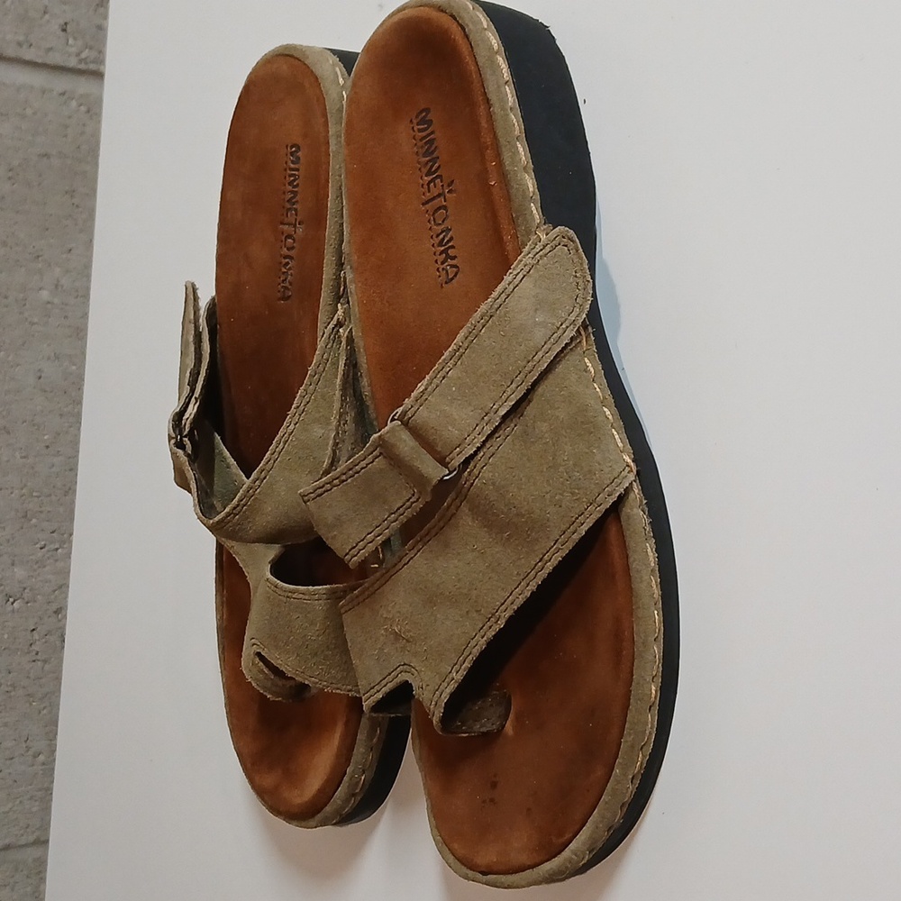Minnetonka Women's Size 8 Tan Brown Gladiator Sandal Flat Slip On Shoe Leather - Picture 2 of 6